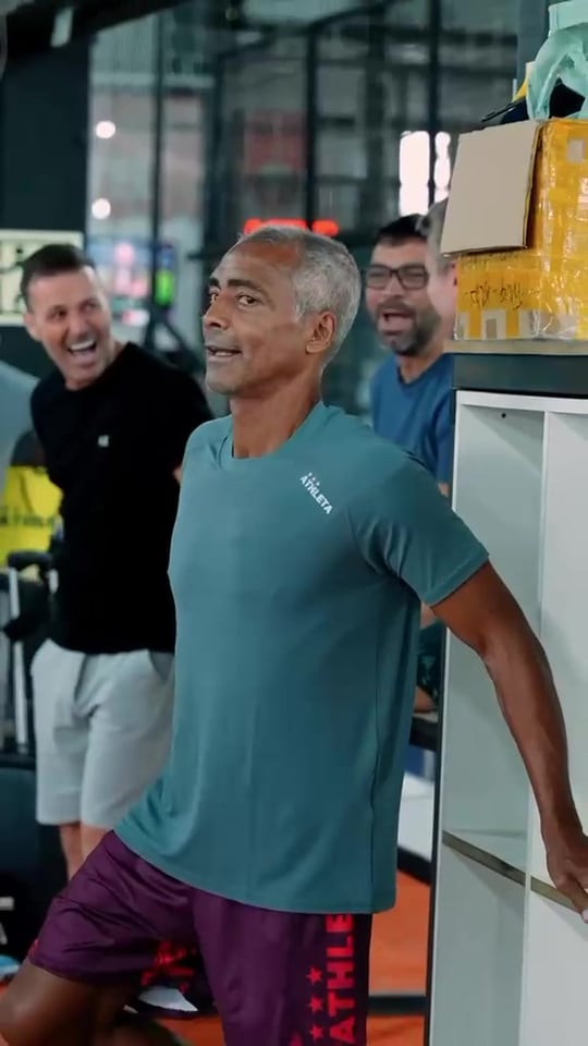 Romário sorrindo na ativação de marca da Athleta Brasil